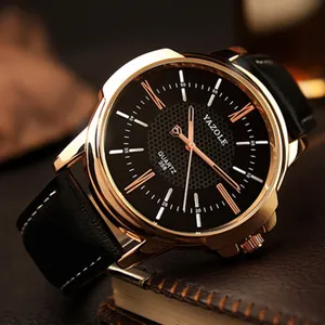 Detalle del reloj Yazole para hombre con esfera negra y correa de cuero elegante