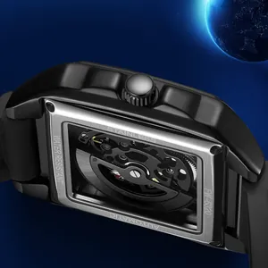 Detailopname van de transparante achterzijde van het Mark Fairwhale automatische horloge