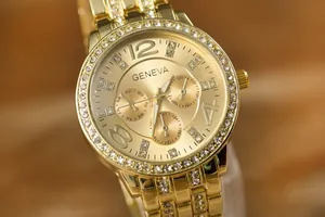 Macro di un orologio al quarzo dorato di lusso con lunetta e quadrante con strass