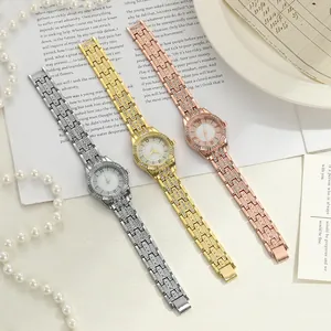Montre à Quartz pour Femmes Mode Incrustée de Strass Bracelet en Alliage d'Acier Cadran à Chiffres Romains Élégante pour Femmes