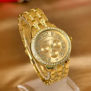 Vista dettagliata di un lussuoso orologio al quarzo dorato con strass scintillanti.
