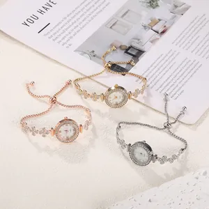 Detail von drei floralen Strass-Armbanduhren in Gold, Roségold und Silberoptik