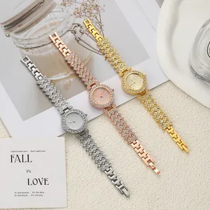 Zoom sur des montres de luxe pour femmes ornées de strass en or, or rose et argenté.
