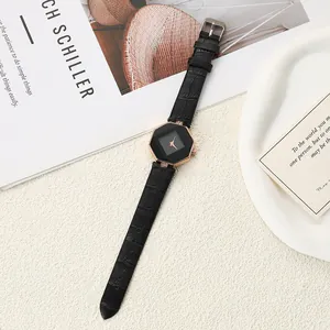 Detailaufnahme einer modischen achteckigen Damen-Quarzuhr mit schwarzem Lederarmband