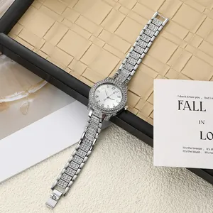 Vue détaillée d'une montre pour femme en argent avec strass et bracelet en acier.
