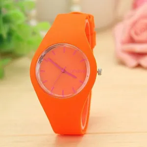Detailansicht einer leuchtend orangefarbenen, ultraflachen Genfer Silikonuhr auf Holz