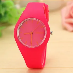 Nahaufnahme einer leuchtend pinkfarbenen Silikon-Uhr mit minimalistischem Zifferblatt