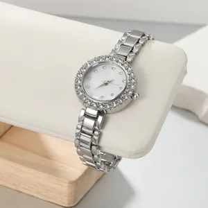 Nahaufnahme einer silbernen Quarzuhr für Damen mit Strasslünette und Gliederarmband
