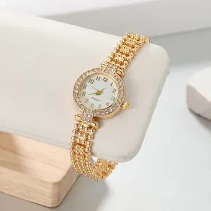Nahaufnahme der luxuriösen Damen-Armbanduhr mit Strasssteinen, Goldfinish und weißem Zifferblatt