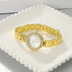 Elegante goldene Armbanduhr für Damen mit Strasssteinen und Perlmutt-Zifferblatt