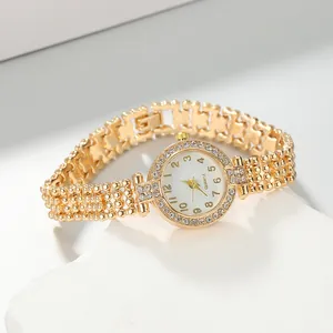 Detailansicht einer luxuriösen vergoldeten Damenarmbanduhr mit einer Lünette aus Strass