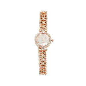 Luxuriöse Damenarmbanduhr in Roségold mit funkelnden Strasssteinen und präzisem Quarzwerk