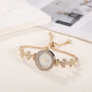 Elegante goldene Armbanduhr für Damen mit funkelnden blumenförmigen Strass-Gliedern