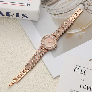 Gros plan d'une montre pour femme ciel étoilé or rose avec bracelet à strass complet