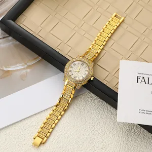 Vue détaillée d'une montre à quartz dorée pour femme avec cadran et lunette sertis de strass.
