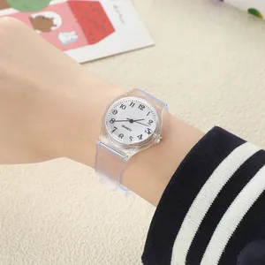 Detalle de un reloj de cuarzo minimalista con correa transparente clara en una muñeca