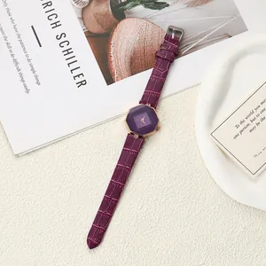 Nahaufnahme einer eleganten lila hexagonalen Quarzuhr mit Krokoprägung am Armband.