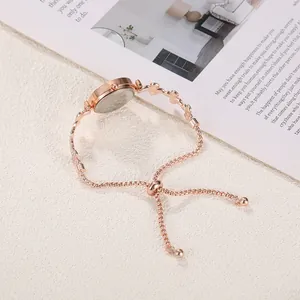 Detailansicht der Damenuhr in Roségold mit verstellbarem Gleitverschluss und Blumenband