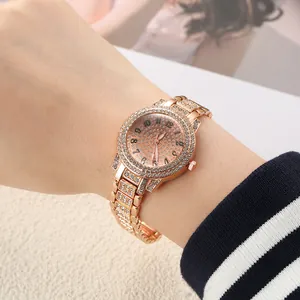 Gros plan d'une élégante montre à quartz pour femme en or rose sertie de strass au poignet