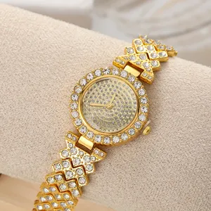 Gros plan sur une montre de luxe dorée pour femme avec cadran serti de strass.