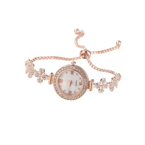 Elegante rotgoldene Damenuhr mit funkelndem blumenförmigem Schmuckarmband-Design