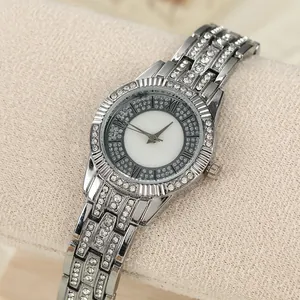 Détail exquis d'une élégante montre pour femme en strass argentés avec cadran à chiffres romains