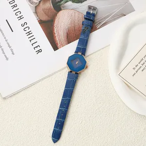Detailansicht der blauen achteckigen Quarzuhr für Damen mit Krokoprägung-Armband