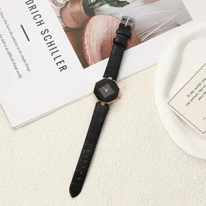 Detailansicht einer eleganten achteckigen Damenuhr mit schwarzem Lederarmband.