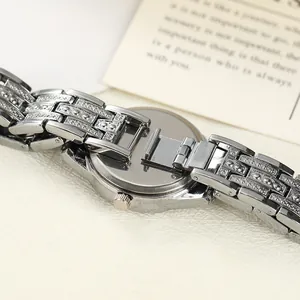 Détail du bracelet de montre en acier argenté avec incrustation de strass et fermoir