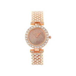 Détail de la montre femme en or rose avec cadran étoilé serti de cristaux