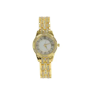 Vue détaillée de l'élégante montre dorée pour femme avec strass et chiffres romains