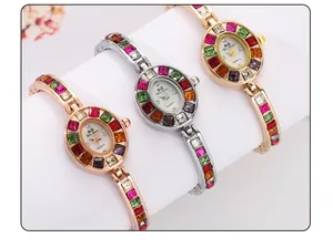 Vue détaillée de montres à quartz pour femmes serties de pierres colorées, or et argent