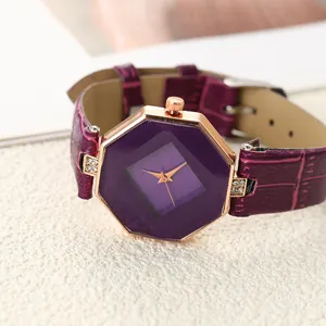 Elegante achteckige Damen-Quarzuhr mit lila Lederarmband und glänzenden Strassdetails