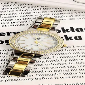 Dettaglio ravvicinato dell'orologio al quarzo dorato hip-hop con diamanti