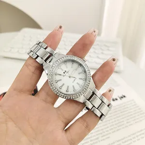 Orologio al Quarzo con Strass Hip Hop Moda Lega di Zinco Cinturino in Acciaio Regolabile Orologio da Polso Decorativo Uomo Donna