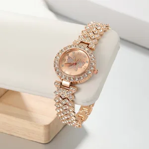 Detailopname van een elegant roségouden strass vlinder armbandhorloge voor dames