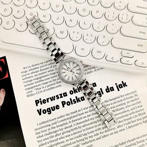 Orologio al quarzo di lusso con strass argentati su un'elegante tastiera bianca