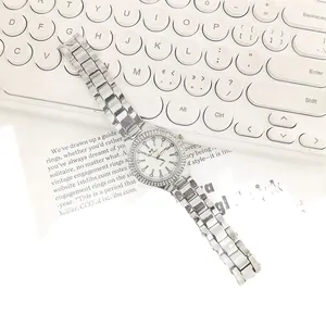 Orologio al quarzo argento di tendenza con lunetta in strass e cinturino regolabile.