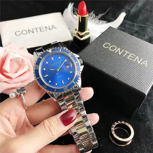 Gedetailleerde macro weergave van Contena zilveren en gouden horloge met blauwe wijzerplaat