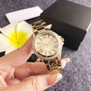 Orologio dorato da donna con numeri romani, lunetta diamantata e cinturino in metallo