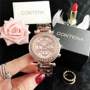 Detail van luxe roségouden dameshorloge met glanzende strass-bezel en roze accenten
