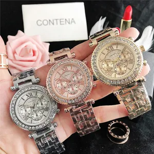 Close-up van drie luxe horloges met strass-steentjes in zilver, goud en roségoud