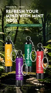 Vier kleurrijke menthol inhalator sticks in een jungle setting voor verfrissende focus.
