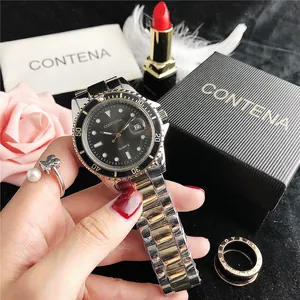 Detailweergave van zakelijk horloge met tweekleurige metalen band en zwarte wijzerplaat