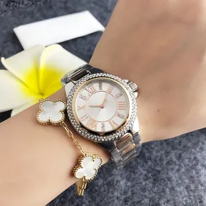 Primo piano di un elegante orologio al quarzo da donna con numeri romani e lunetta di strass