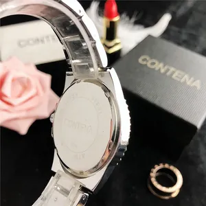 Detailopname van de roestvrijstalen achterkant van een CONTENA business horloge
