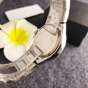 Primo piano orologio quarzo donna con fondo in acciaio inox e cinturino