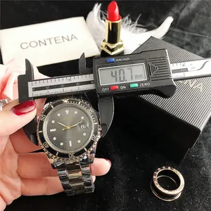 Gedetailleerd overzicht van een zakelijk horloge met een kastmeting van 40,7 mm breed