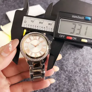 Dettaglio di un orologio da donna da 33,1 mm con strass durante la misurazione
