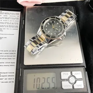 Gedetailleerd macrobeeld met het gewicht van 102,55 g van dit elegante quartzhorloge